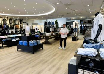 René Skjoldager midt i det store og lyse rum, der i dén grad lader varerne komme til deres ret hos Tøjeksperten i Hirtshals. Foto: Niels Skipper.