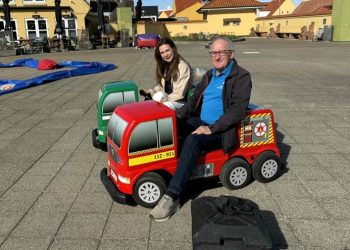 Cecilie Kjeldgård Petersen fra Butik Havkyst og handelschef Per Martensen fra Hirtshals Handel & Erhverv prøvekørte lørdag morgen et par af de flotte biler på Den Grønne Plads. Foto: Niels Skipper.