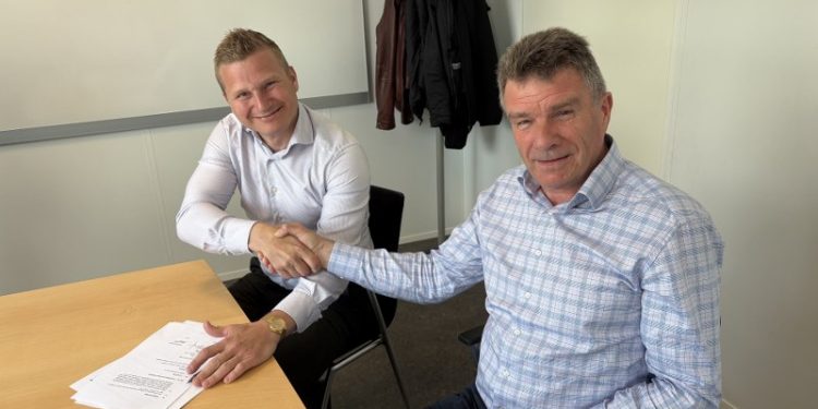 Underskrifter og håndtryk på plads mellem bestyrelsesformændene Daniel Vestergaard fra Hjørring Vandselskab og Mogens Pahl Christensen fra Hjørring Varmeforsyning. Foto: Privat.
