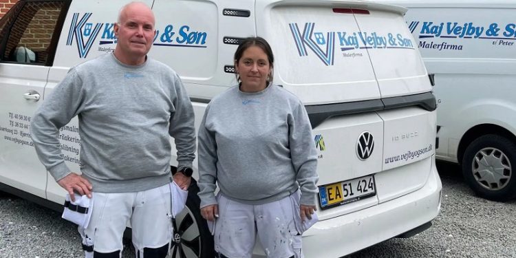 Malermestre Peter Vejby og Sara Elholm Christiansen, som sammen driver virksomheden Kaj Vejby & Søn. Foto: Business Hjørring.