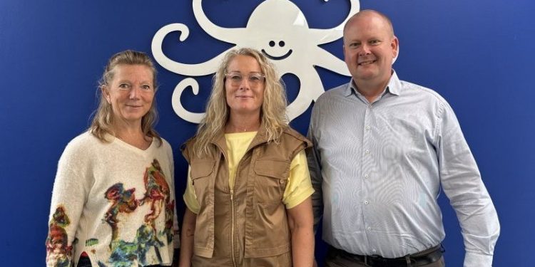 Direktør Vibeke Haaning og kvalitetschef Mette Martins fra Blæsprutten sammen med politisk seniorkonsulent Christian Borrisholt Steen fra Arbejdsgiverforeningen KA. Foto: Privat.