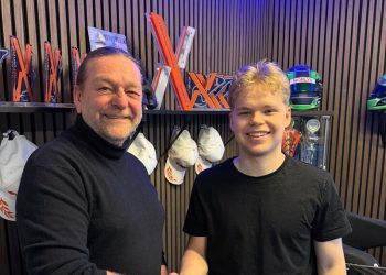 Konsulent Niels Christian Jensen og racerkører Victor Trudslev Nielsen. Foto: Victor Racing.