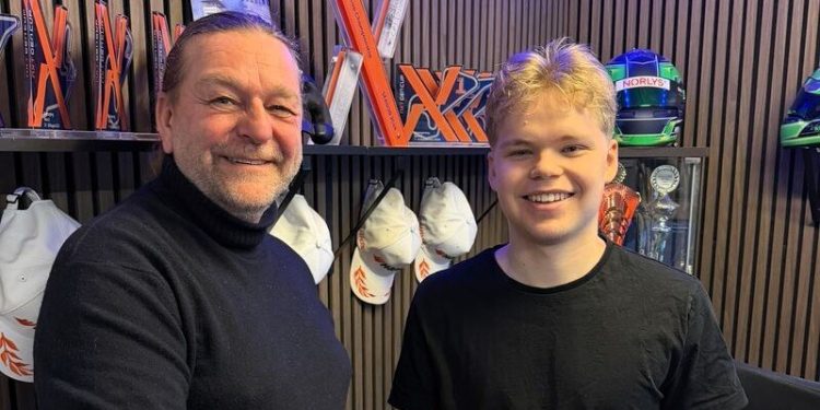 Konsulent Niels Christian Jensen og racerkører Victor Trudslev Nielsen. Foto: Victor Racing.