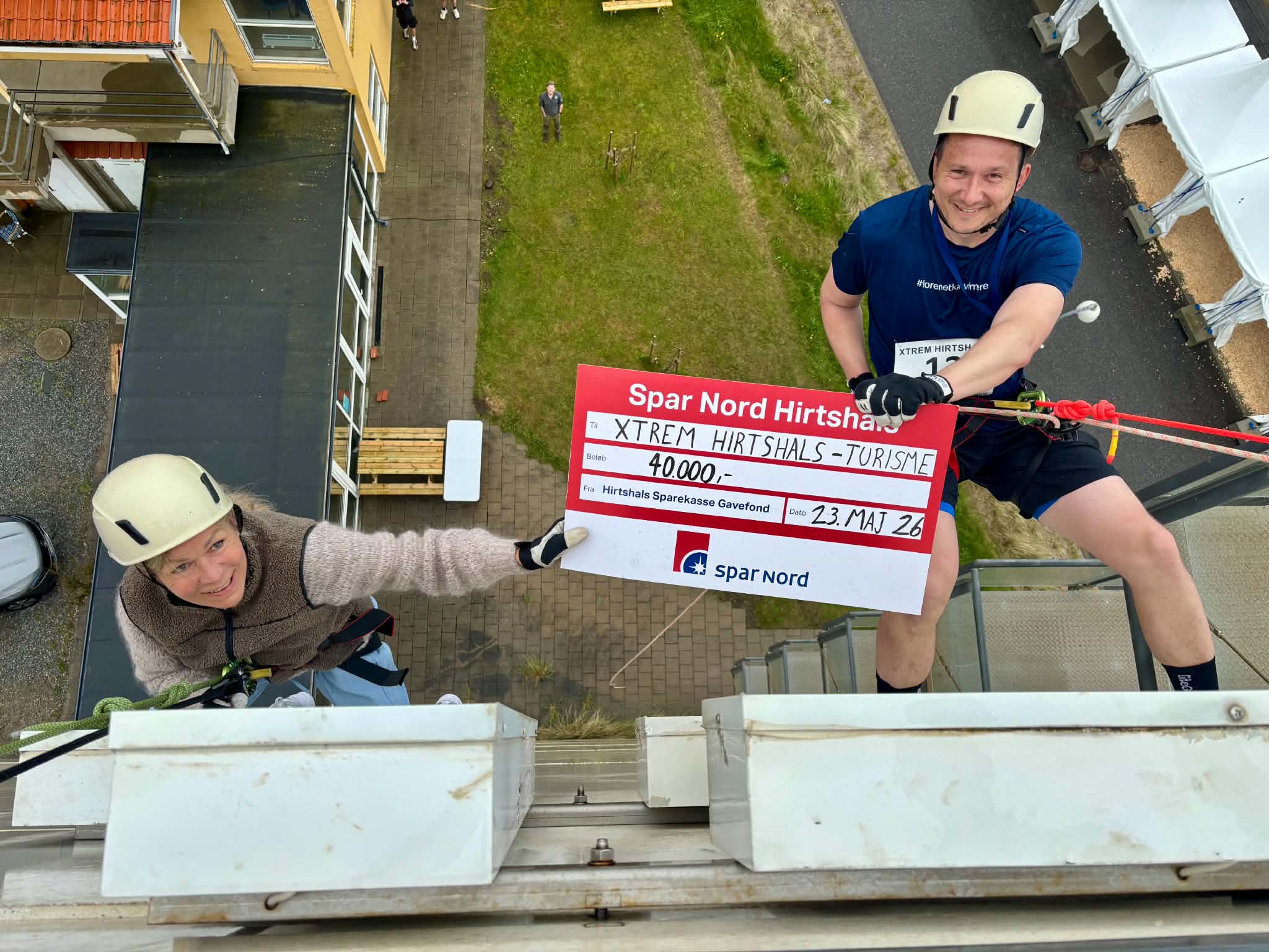 Kim Bærentsen præsterede en flot donation fra Hirtshals Sparekasses Gavefond ved en noget anderledes overrækkelse til turistchef Laila Zielke. Kim Bærentsen deltog desuden i løbet på 10 km ruten under XTREM Hirtshals. Foto: Visit Hirtshals.