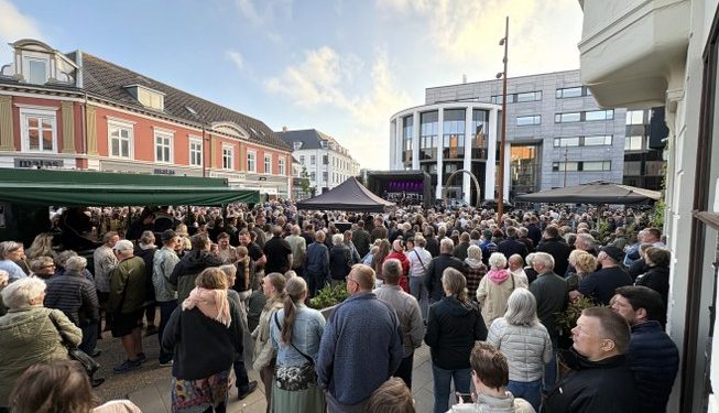 Springvandspladsen en dejlig varm fredag aften 29. maj 2026 til Byfest midt i Dejlige Hjørring. Foto: Palle W. Nielsen