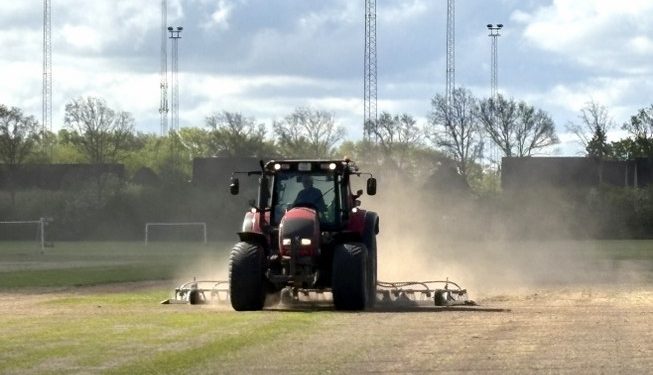Det er tørt - også - på fodboldbanerne i Hjørring. Foto: Palle W. Nielsen