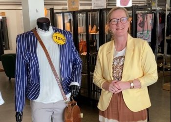 Dorthe Høst er i forårs-humør hos 2HandStore i Hjørring. Skærmfoto