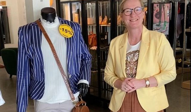 Dorthe Høst er i forårs-humør hos 2HandStore i Hjørring. Skærmfoto