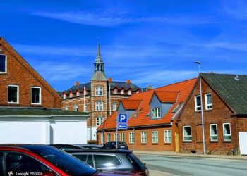 Og bag de smukke huse i Hjørrings midtby finder man den skønne park Christiansgave. Foto: Palle W. Nielsen