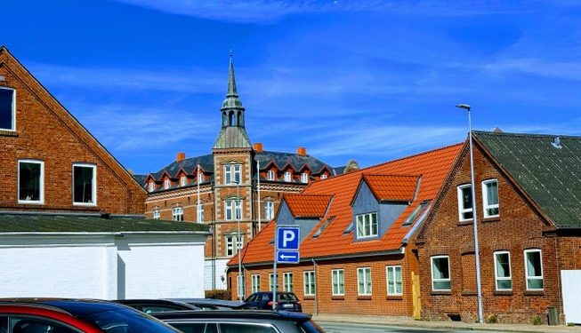 Og bag de smukke huse i Hjørrings midtby finder man den skønne park Christiansgave. Foto: Palle W. Nielsen
