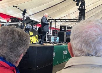 Søren Smalbro med åbningstalen ved Sindal Marked 2024. Arkivfoto: Palle W. Nielsen