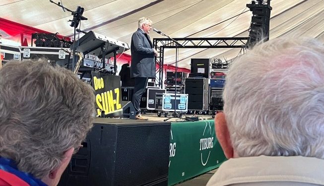 Søren Smalbro med åbningstalen ved Sindal Marked 2024. Arkivfoto: Palle W. Nielsen