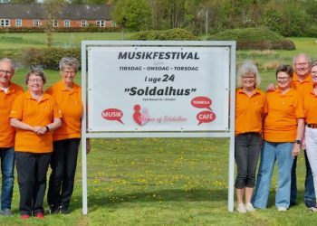 Bestyrelsen for Venner af Soldalhus, Esben Mikaelsen, Inge Lis Trolle, Astrid Petersen, Dorthe Pape, Lise Lauritsen, Jens V. Nielsen og Lisbeth Thomsen glæder sig til at byde velkommen til en forrygende 3-dages Musikfestival i det store telt ved Soldalhus. Foto: Niels Helver.