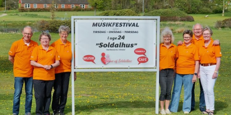 Bestyrelsen for Venner af Soldalhus, Esben Mikaelsen, Inge Lis Trolle, Astrid Petersen, Dorthe Pape, Lise Lauritsen, Jens V. Nielsen og Lisbeth Thomsen glæder sig til at byde velkommen til en forrygende 3-dages Musikfestival i det store telt ved Soldalhus. Foto: Niels Helver.