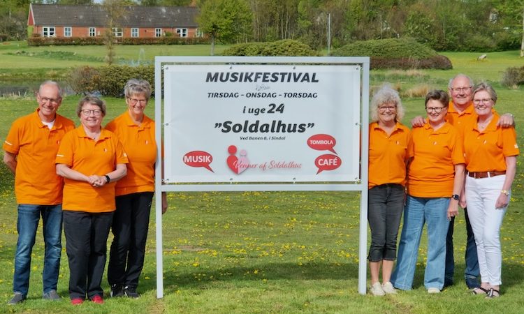 Bestyrelsen for Venner af Soldalhus, Esben Mikaelsen, Inge Lis Trolle, Astrid Petersen, Dorthe Pape, Lise Lauritsen, Jens V. Nielsen og Lisbeth Thomsen glæder sig til at byde velkommen til en forrygende 3-dages Musikfestival i det store telt ved Soldalhus. Foto: Niels Helver.