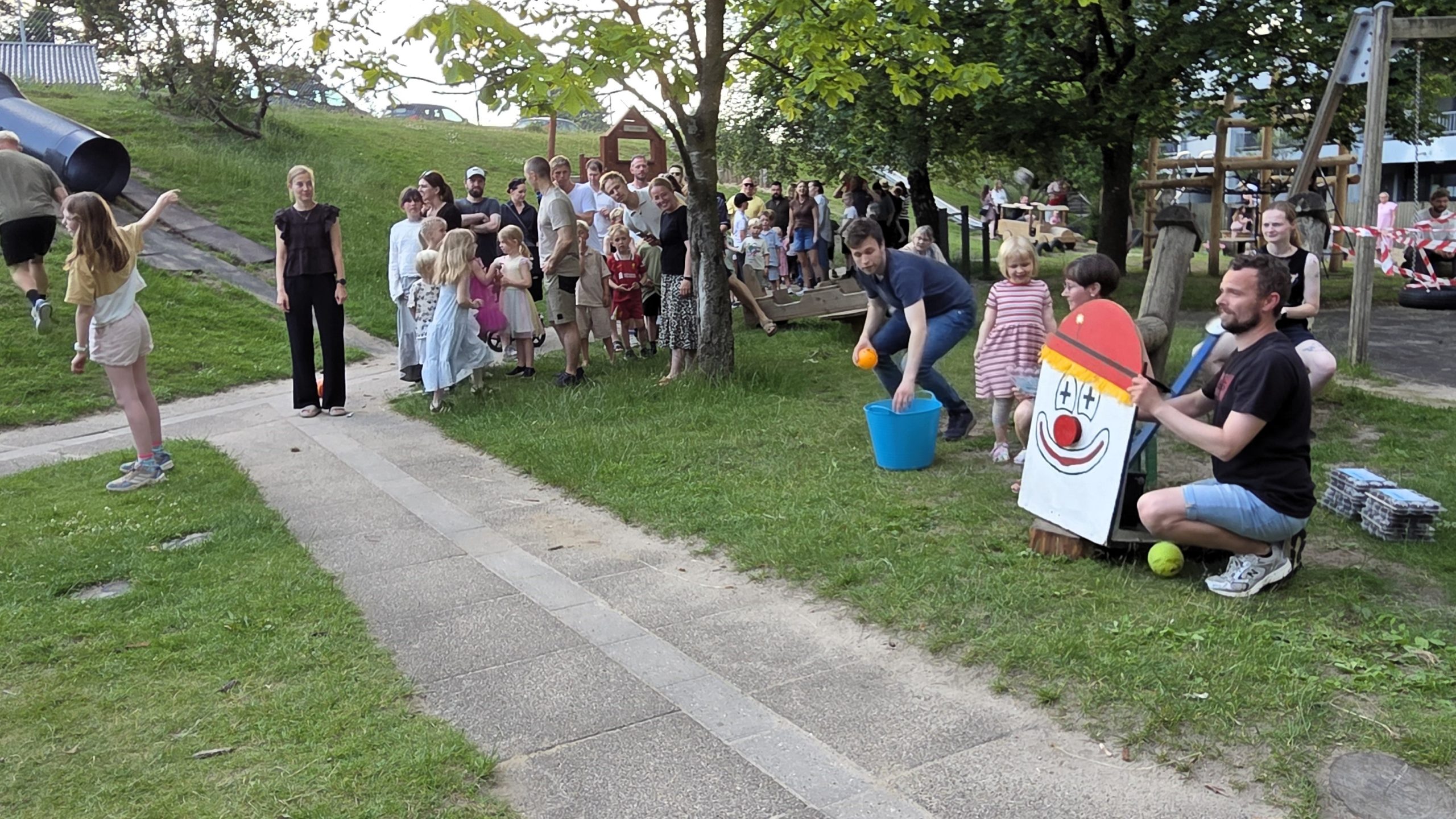 Den altid populære flødebollemaskine, bragte stor glæde til sommerfesten. Foto: Jesper Kjærgaard