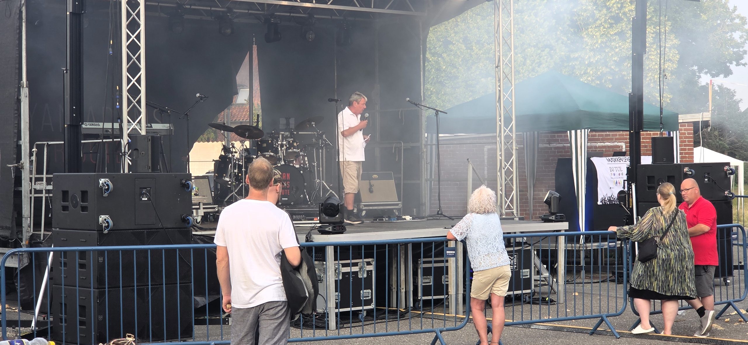 Henrik Christensen på scenen, hvor han præsentere aftenens sidste liveband. Foto: Jesper Kjærgaard