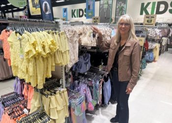 Ulla Christensen fortsætter med at arbejde i varehuset A-Z ved Ringvejen i Hjørring, og hun har haft fodboldstøvlerne på for sidste gang. Privatfoto
