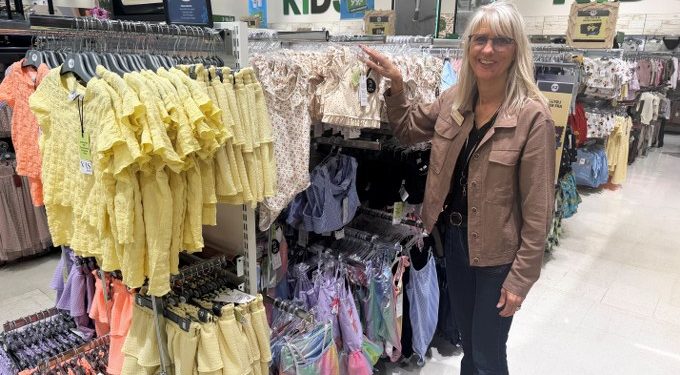 Ulla Christensen fortsætter med at arbejde i varehuset A-Z ved Ringvejen i Hjørring, og hun har haft fodboldstøvlerne på for sidste gang. Privatfoto