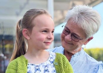 Mormor Anita og barnebarnet Melia. Foto: Privat.