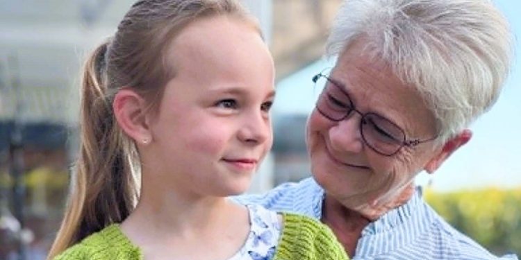 Mormor Anita og barnebarnet Melia. Foto: Privat.