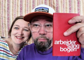 Ellen Raunsmed og Mikael K med to sange flot repræsenteret i Arbejdersangbogen. Foto: Kaosfabrikken.