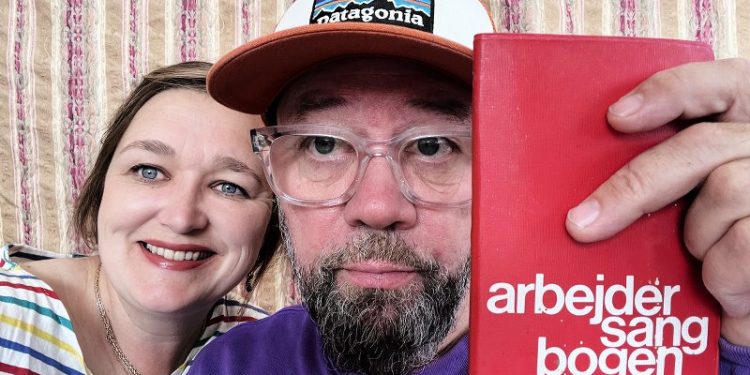 Ellen Raunsmed og Mikael K med to sange flot repræsenteret i Arbejdersangbogen. Foto: Kaosfabrikken.