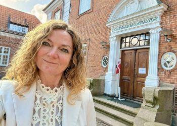 Byrådsmedlem Betina D. Jensen i rollen som giftefoged på Amtmandstoften. Foto: Privat.