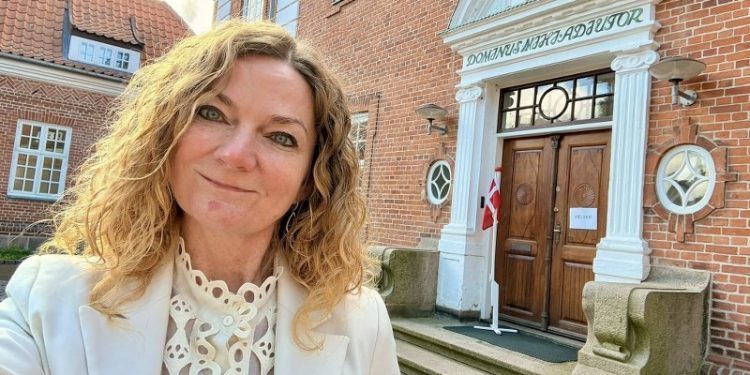 Byrådsmedlem Betina D. Jensen i rollen som giftefoged på Amtmandstoften. Foto: Privat.