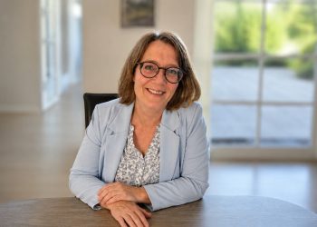 Bettina Hedeby Madsen. Foto (baggrund ændret med AI): Privat.