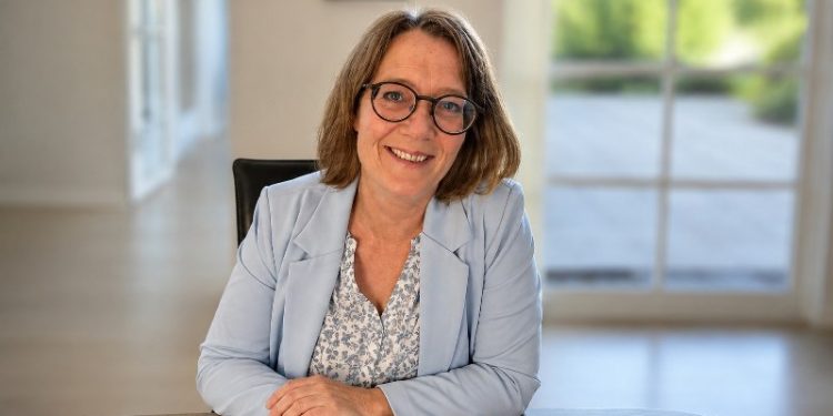Bettina Hedeby Madsen. Foto (baggrund ændret med AI): Privat.
