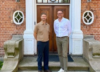Bjarke Asbjørn Hansen fra Skagerak VVS & Energi ApS og direktør Michael Vendelbo foran Amtmandsboligen i Hjørring. Foto: Erhverv Hjørring.