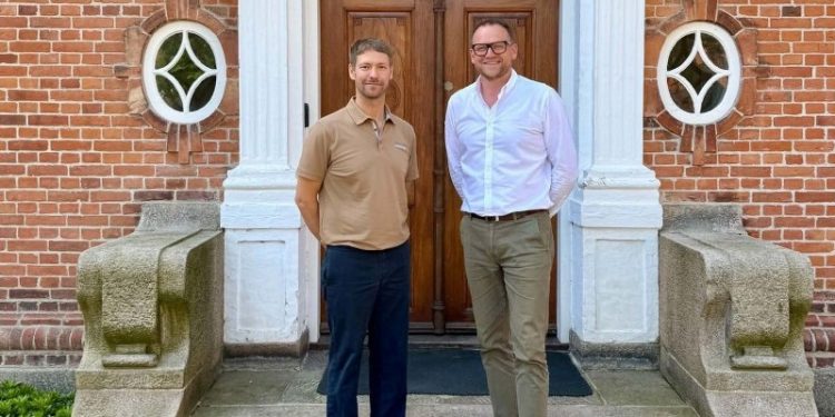 Bjarke Asbjørn Hansen fra Skagerak VVS & Energi ApS og direktør Michael Vendelbo foran Amtmandsboligen i Hjørring. Foto: Erhverv Hjørring.