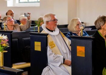 Sognepræst Bjarne Hougaard og fru Anne Marie på bænken i Hirtshals Kirke.