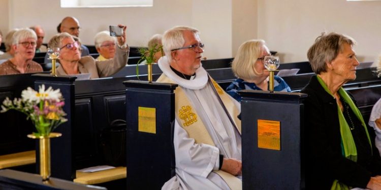 Sognepræst Bjarne Hougaard og fru Anne Marie på bænken i Hirtshals Kirke.