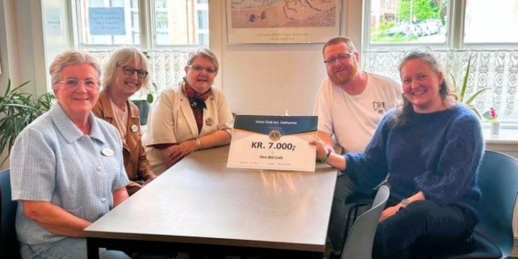 Til venstre er det Lions medlemmerne Anni Schou Carlsen og Benedikte Hjortshøj, to af husets brugere og til højre forstander Lenette Schultz Nielsen. Foto: Lions.