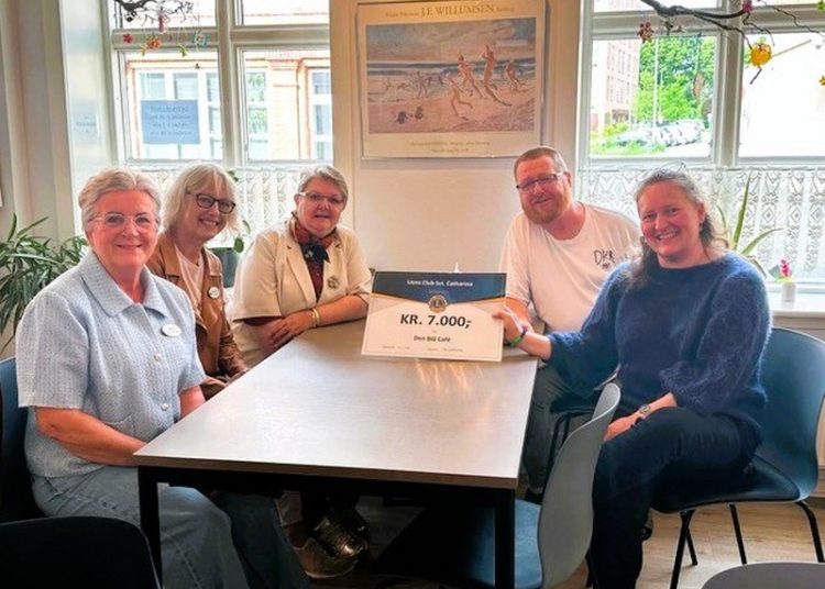 Til venstre er det Lions medlemmerne Anni Schou Carlsen og Benedikte Hjortshøj, to af husets brugere og til højre forstander Lenette Schultz Nielsen. Foto: Lions.