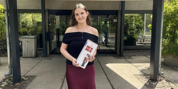 Catrine Elling foran Handelsfagskolen i Aarhus. Foto: Privat.