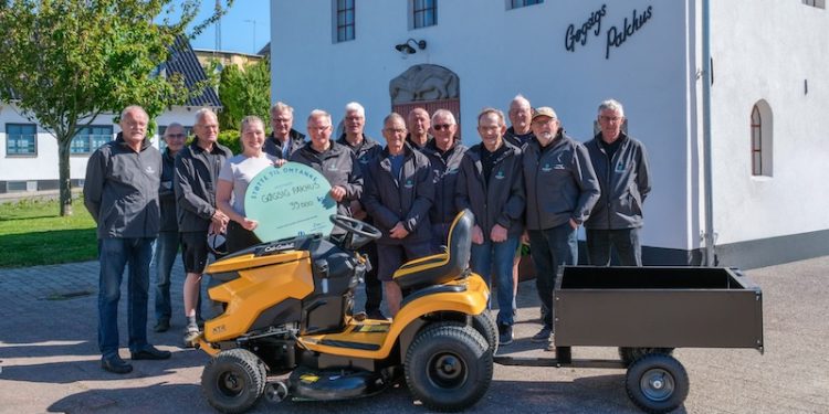 Gitte Beltoft, der er delegeret ved Østifterne, overrakte den flotte donation til Soldalens Svende. Foto: Niels Helver.