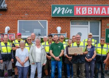 Købmand Dennis og hans mor Annette er stolte over den store opbakning til arrangementet til fordel for "De Gule Veste" i Lendum. Foto: Niels Helver.