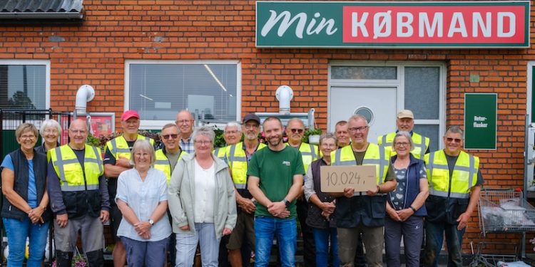 Købmand Dennis og hans mor Annette er stolte over den store opbakning til arrangementet til fordel for "De Gule Veste" i Lendum. Foto: Niels Helver.