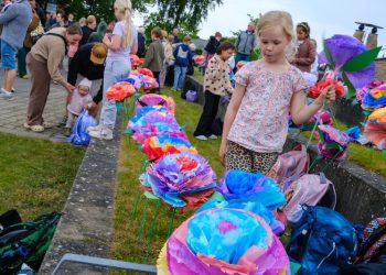 Børnene deltog ivrigt i Kunst- og Kulturugen, hvor de blandt meget andet plantede "blomster" fremstillet af kaffefiltre. Foto: Niels Helver.