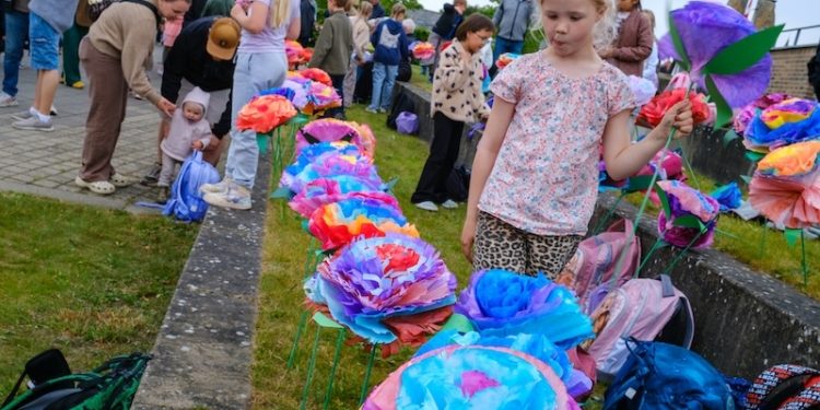 Børnene deltog ivrigt i Kunst- og Kulturugen, hvor de blandt meget andet plantede "blomster" fremstillet af kaffefiltre. Foto: Niels Helver.