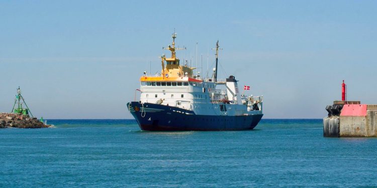 Havundersøgelseskibet Dana anløber Hirtshals Havn. Foto: Dan Sejbjerg.