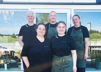 Café Elvas hold er klar til at tage imod aftenens gæster, når caféen fra fredag den 26. juni holder aftenåbent hele sommeren. Forrest ses ejerne Karina og Thea, mor og datter, sammen med medarbejderne Christian, Magnus og Louise. Foto: Elva.