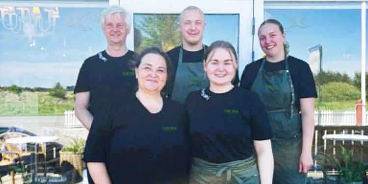Café Elvas hold er klar til at tage imod aftenens gæster, når caféen fra fredag den 26. juni holder aftenåbent hele sommeren. Forrest ses ejerne Karina og Thea, mor og datter, sammen med medarbejderne Christian, Magnus og Louise. Foto: Elva.