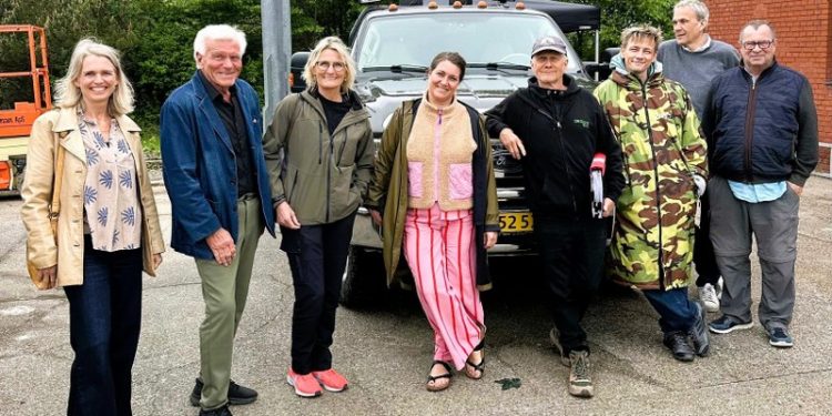 Filmfolk i selskab med Sven Bertelsen, Dorte Reinholdt og Gry Bruun Nielsen fra Hjørring Kommune ved det gamle fjernvarmeværk i Emmersbæk. Foto: Den Vestdanske Filmpulje.