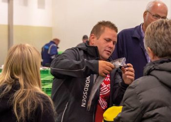 Formidlingskoordinator Kim Fogt fra Nordsøen Oceanarium under en rundvisning hos Hirtshals Fiskeauktion.