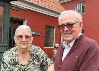 Gurli og kaj foran Håndværkernes Hus i Hjørring. Foto: Bent Vanggaard.