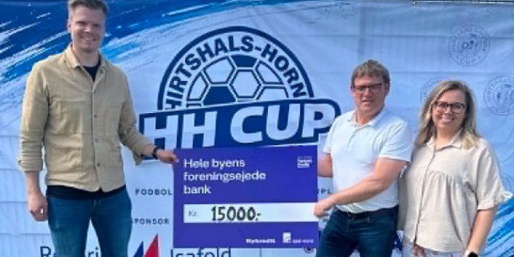 Michael Olesen fra Spar Nord i Hirtshals sammen med cupansvarligt Jesper Vandsted og Maja Holm Schlie fra bestyrelsen i Hirtshals Boldklub. Foto: HB.